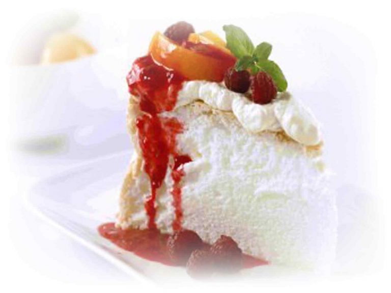 pavlova-strawberry-sauce